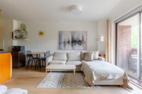 Refurbished Kensington Studio with Balcony near Tube